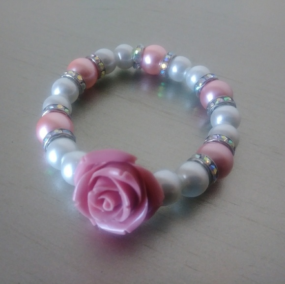 Handmade rose and faux pearls bracelet - Picture 1 of 2